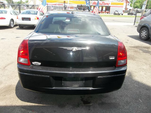 2005 Chrysler 300 SLT 25