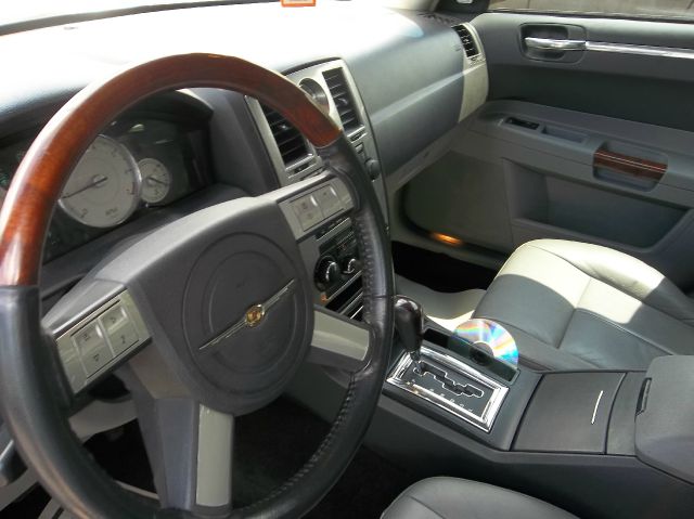 2005 Chrysler 300 SLT 25