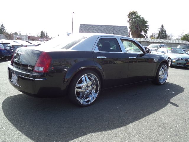 2005 Chrysler 300 SLT 25