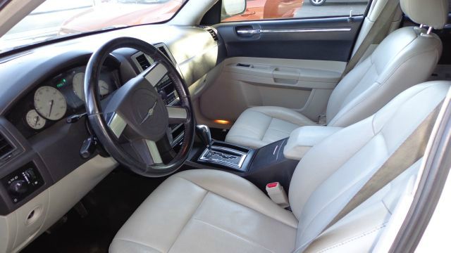 2005 Chrysler 300 SLT 25