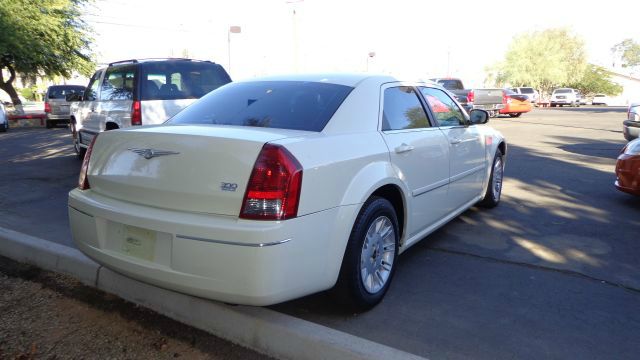 2005 Chrysler 300 SLT 25