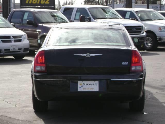 2005 Chrysler 300 SLT 25