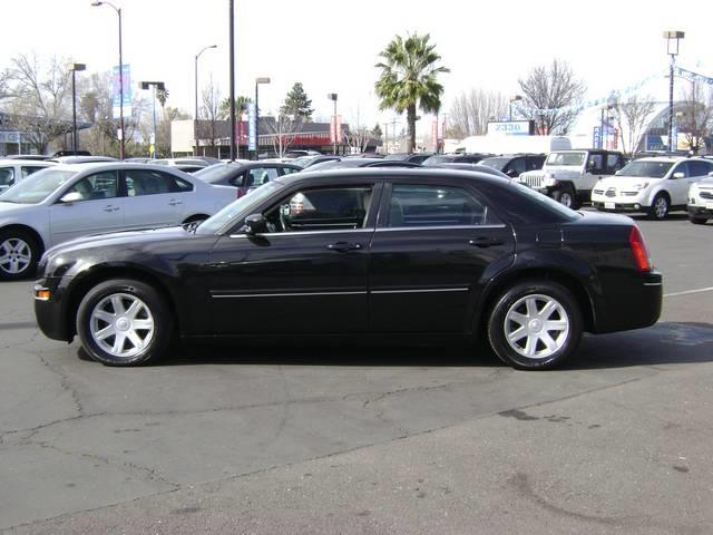 2005 Chrysler 300 SLT 25