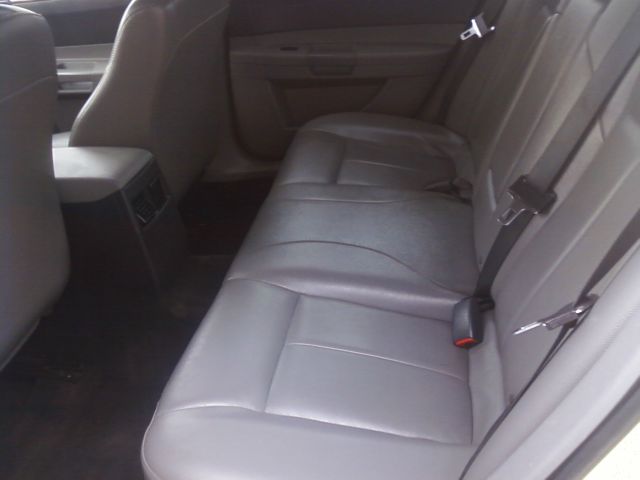 2005 Chrysler 300 SLT 25