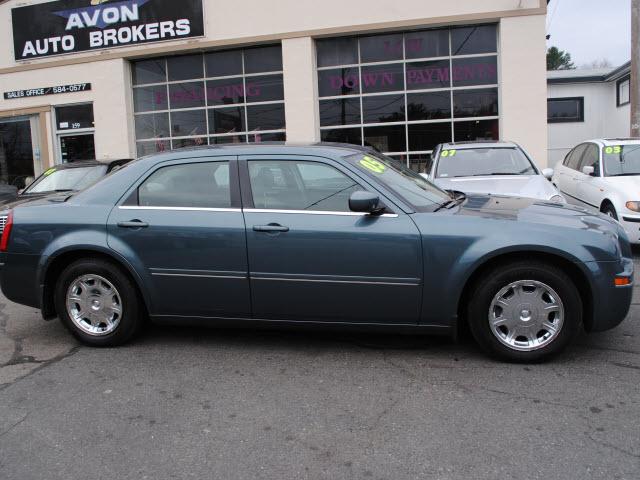2005 Chrysler 300 SLT 25