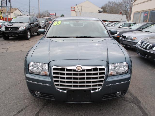 2005 Chrysler 300 SLT 25