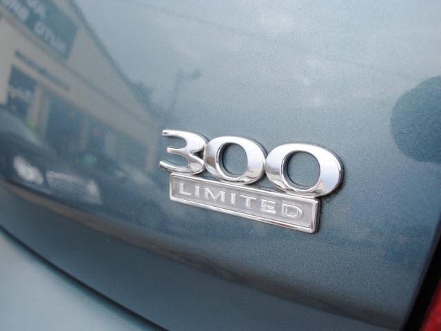 2005 Chrysler 300 SLT 25