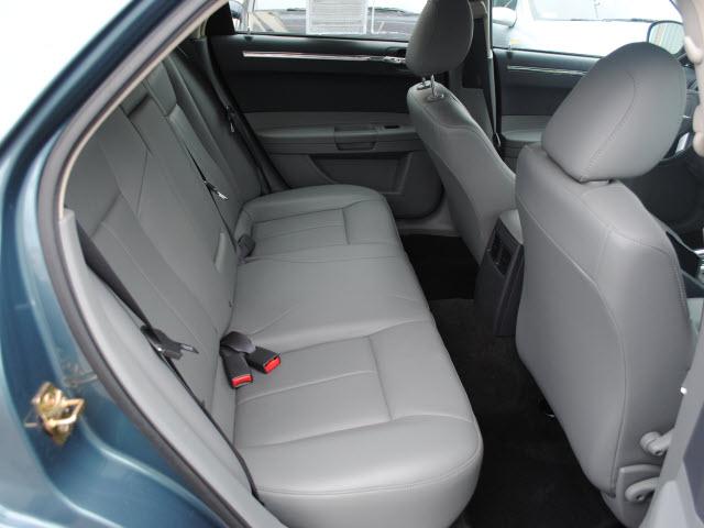 2005 Chrysler 300 SLT 25