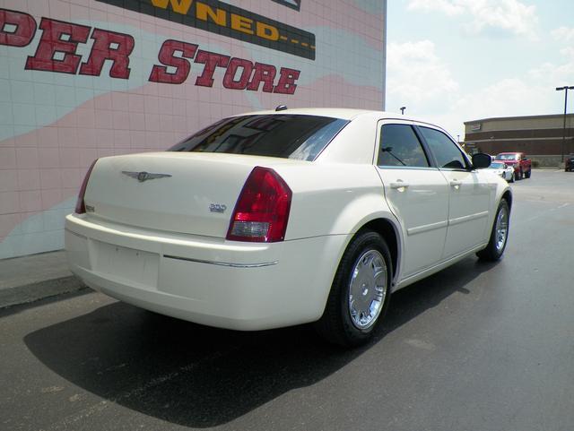 2005 Chrysler 300 Unknown