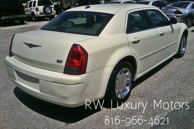 2005 Chrysler 300 SLT 25