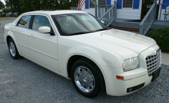2005 Chrysler 300 SLT 25