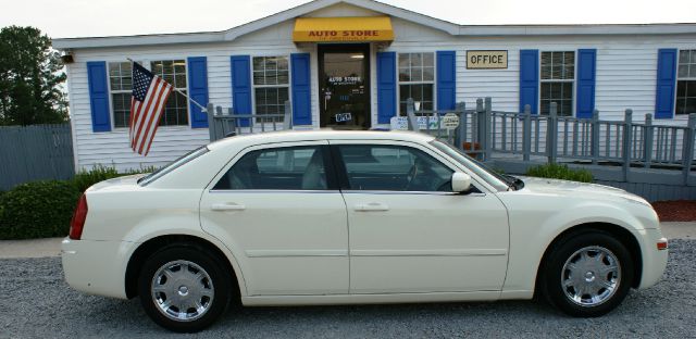 2005 Chrysler 300 SLT 25