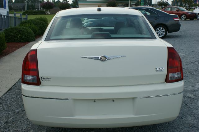 2005 Chrysler 300 SLT 25