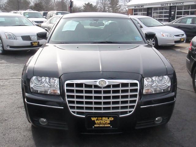 2005 Chrysler 300 SLT 25