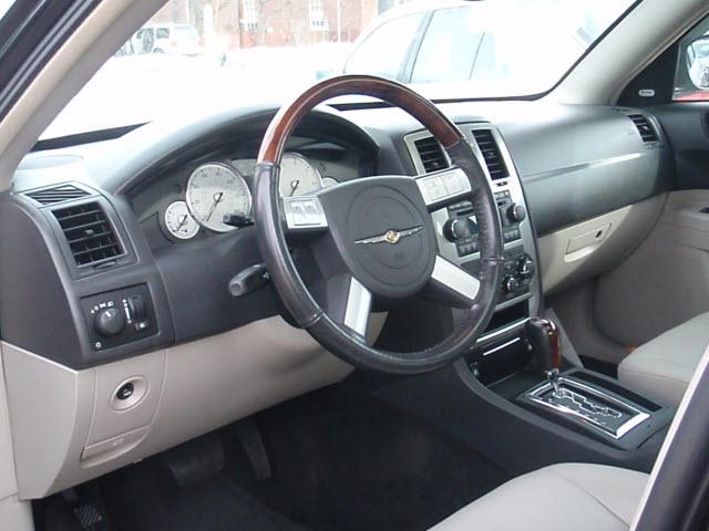 2005 Chrysler 300 SLT 25
