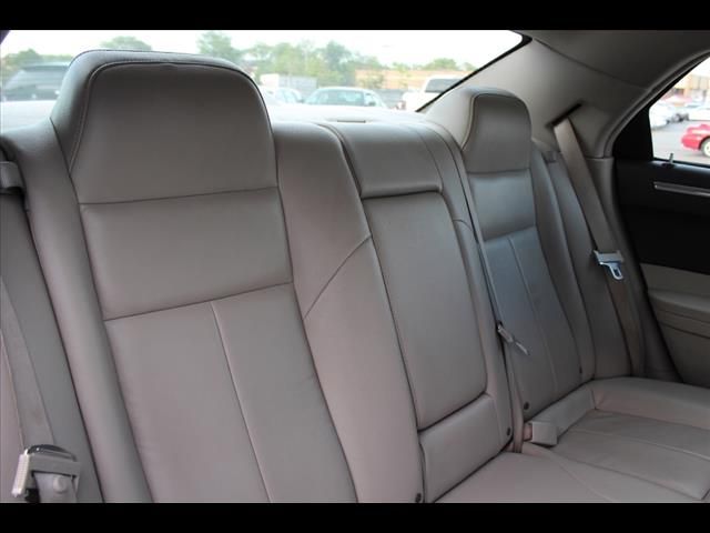 2005 Chrysler 300 SLT 25