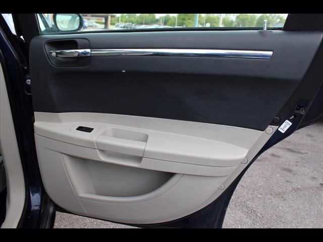 2005 Chrysler 300 SLT 25