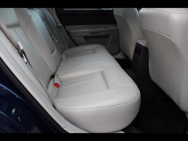 2005 Chrysler 300 SLT 25