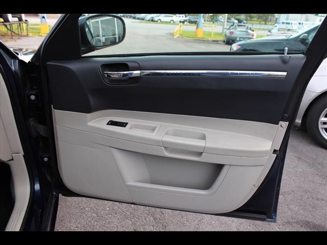 2005 Chrysler 300 SLT 25