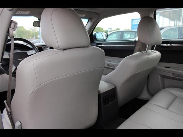 2005 Chrysler 300 SLT 25