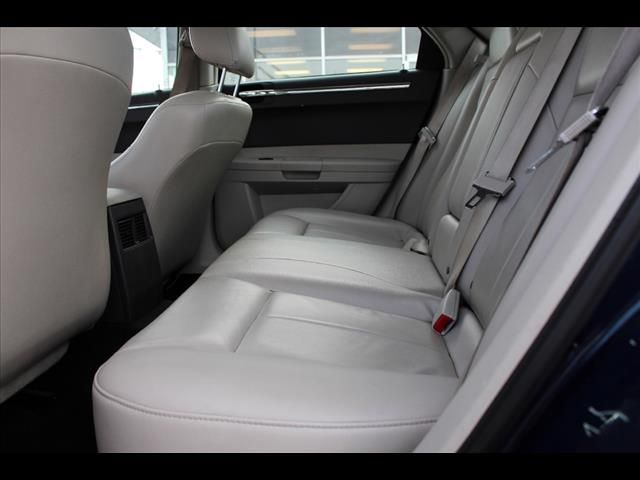 2005 Chrysler 300 SLT 25