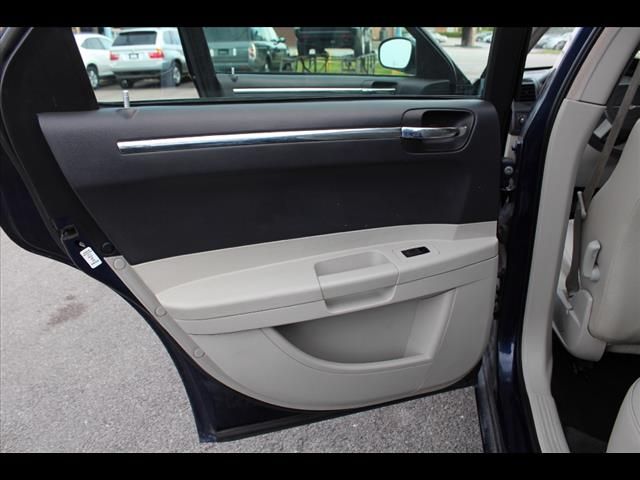 2005 Chrysler 300 SLT 25