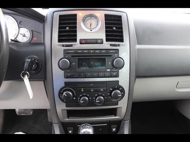 2005 Chrysler 300 SLT 25