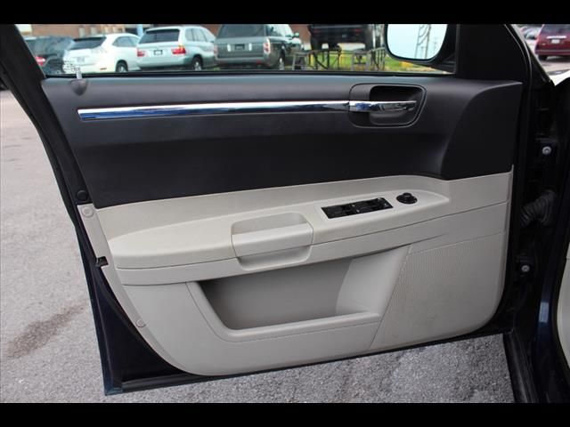 2005 Chrysler 300 SLT 25