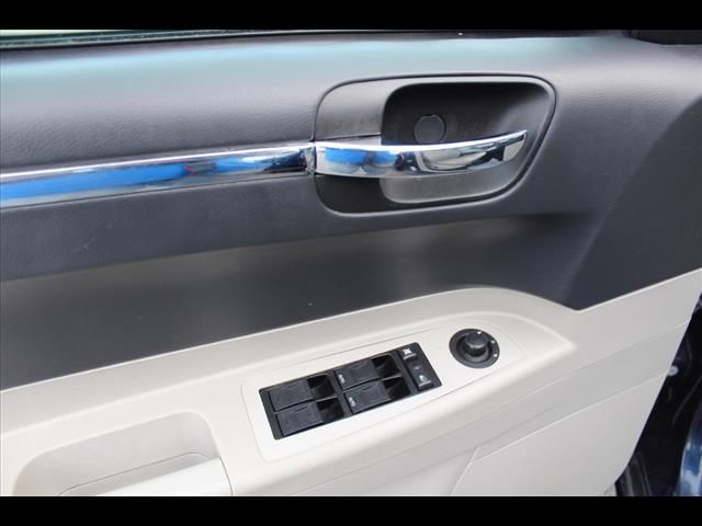 2005 Chrysler 300 SLT 25