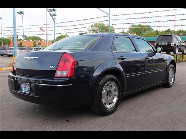 2005 Chrysler 300 SLT 25