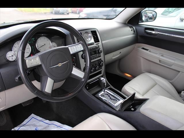 2005 Chrysler 300 SLT 25