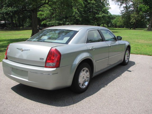 2005 Chrysler 300 SLT 25