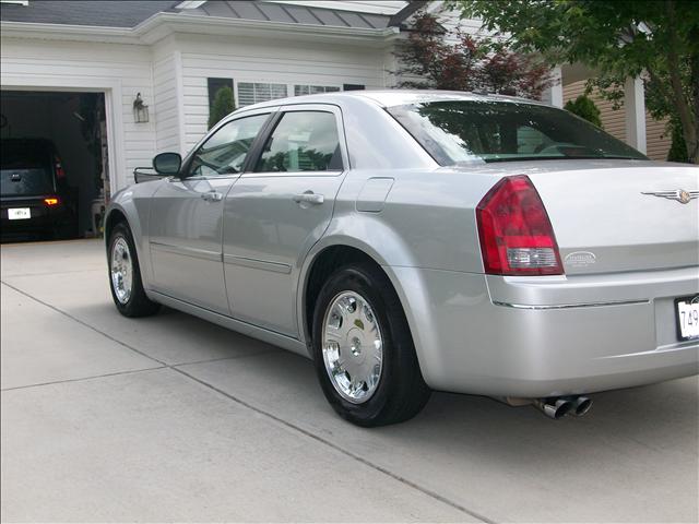 2006 Chrysler 300 SLT 25