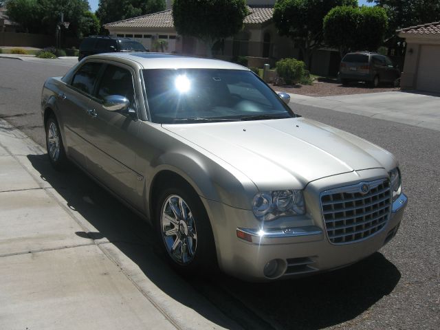 2006 Chrysler 300 Crew Cab 156 Inch XLT 4WD 4x4 Truck