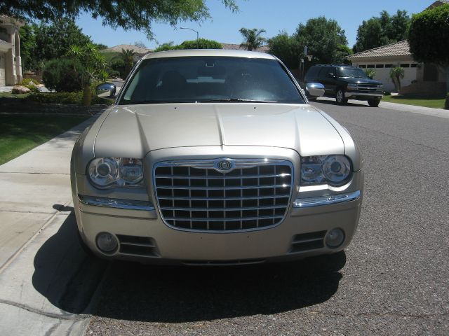 2006 Chrysler 300 Crew Cab 156 Inch XLT 4WD 4x4 Truck