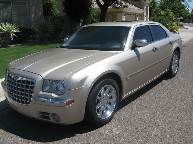 2006 Chrysler 300 Crew Cab 156 Inch XLT 4WD 4x4 Truck