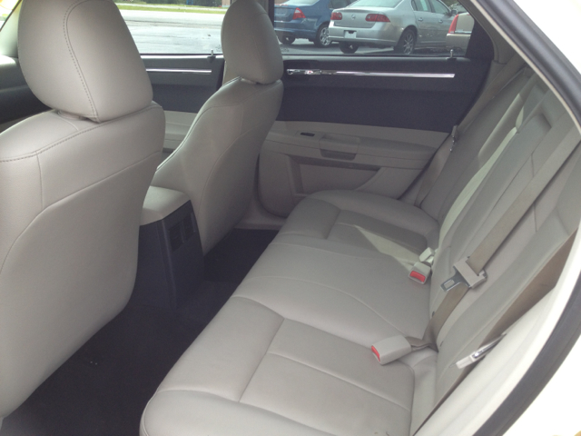 2006 Chrysler 300 SLT 25