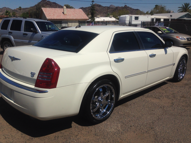 2006 Chrysler 300 Crew Cab 156 Inch XLT 4WD 4x4 Truck