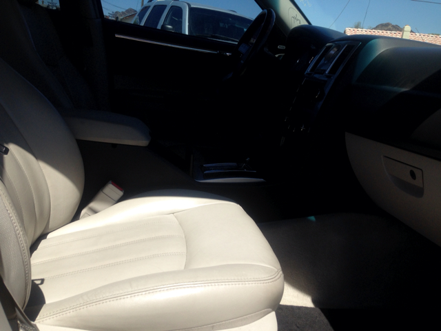 2006 Chrysler 300 Crew Cab 156 Inch XLT 4WD 4x4 Truck