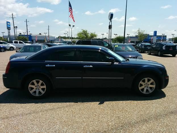2006 Chrysler 300 LS Flex Fuel 4x4 This Is One Of Our Best Bargains