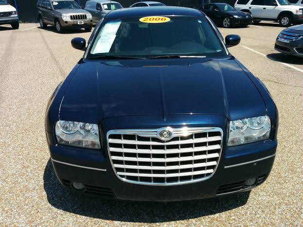 2006 Chrysler 300 LS Flex Fuel 4x4 This Is One Of Our Best Bargains