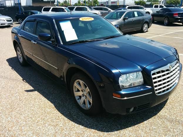 2006 Chrysler 300 LS Flex Fuel 4x4 This Is One Of Our Best Bargains