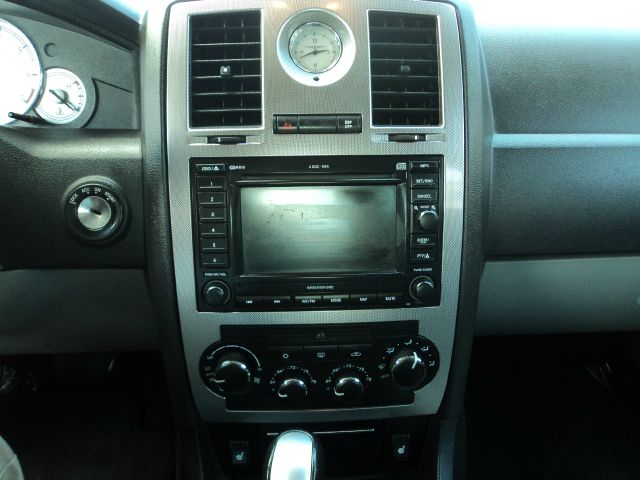 2006 Chrysler 300 SLT 25
