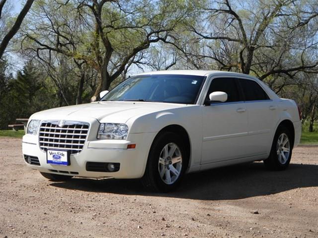 2007 Chrysler 300 LS Flex Fuel 4x4 This Is One Of Our Best Bargains