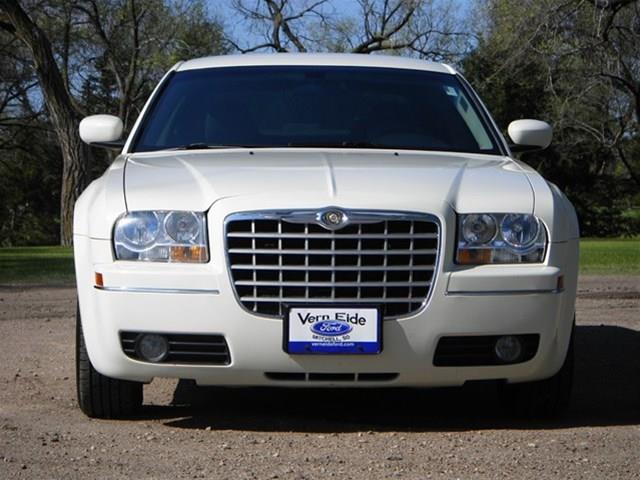 2007 Chrysler 300 LS Flex Fuel 4x4 This Is One Of Our Best Bargains