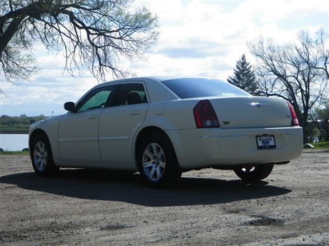 2007 Chrysler 300 LS Flex Fuel 4x4 This Is One Of Our Best Bargains