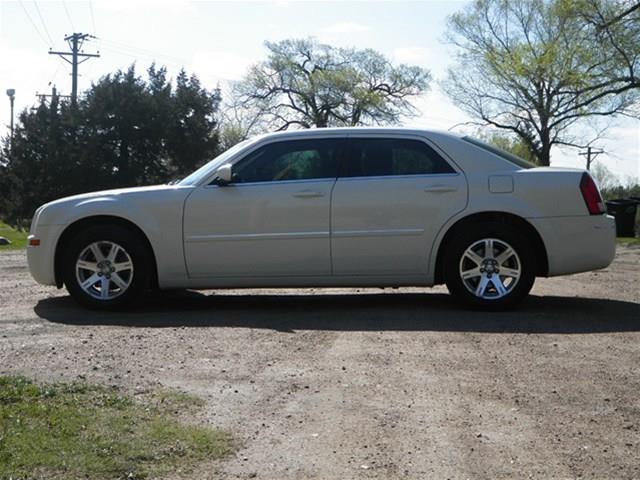 2007 Chrysler 300 LS Flex Fuel 4x4 This Is One Of Our Best Bargains