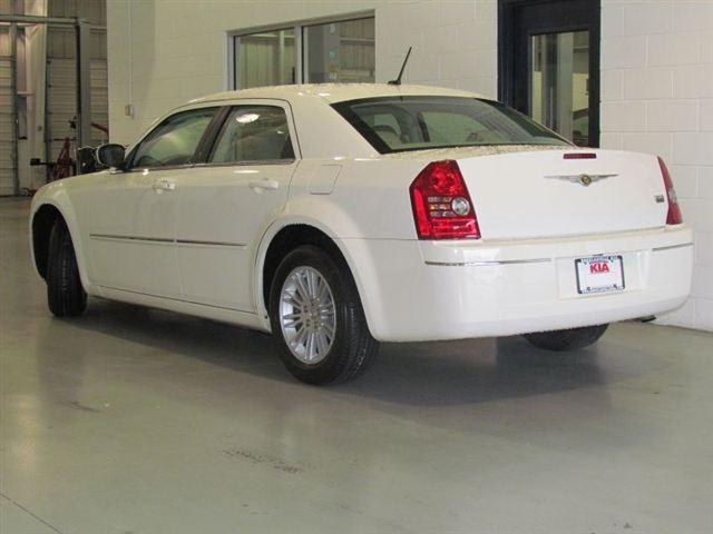 2008 Chrysler 300 SLE / 4x4