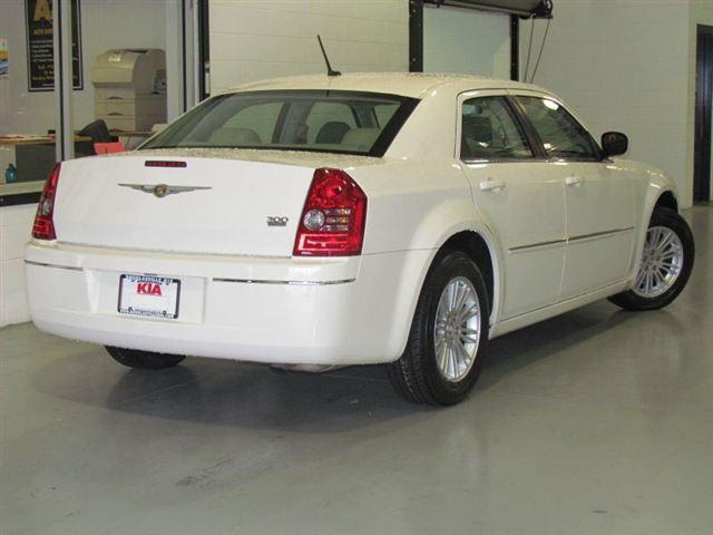 2008 Chrysler 300 SLE / 4x4