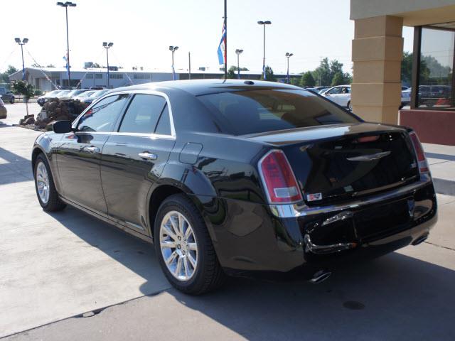 2011 Chrysler 300 SLT 25